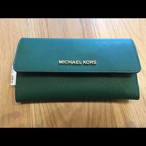 Michael Kors JET SET TRAVEL GREEN WALLET NWT